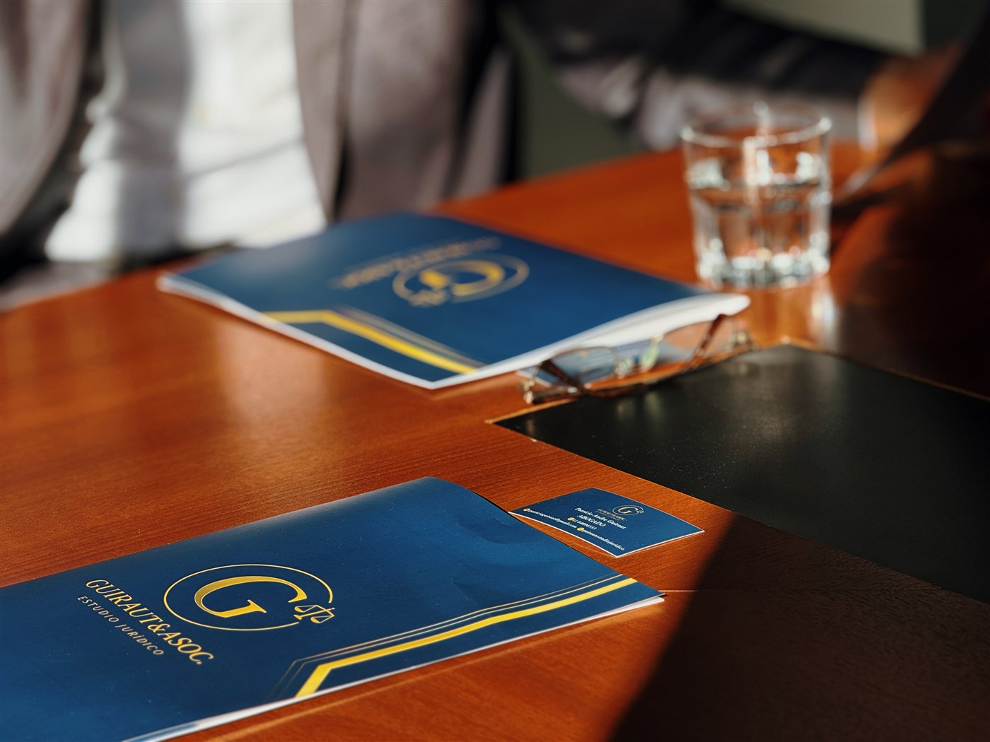 Mesa de trabajo del Estudio Jurídico Guiraut y Asociados