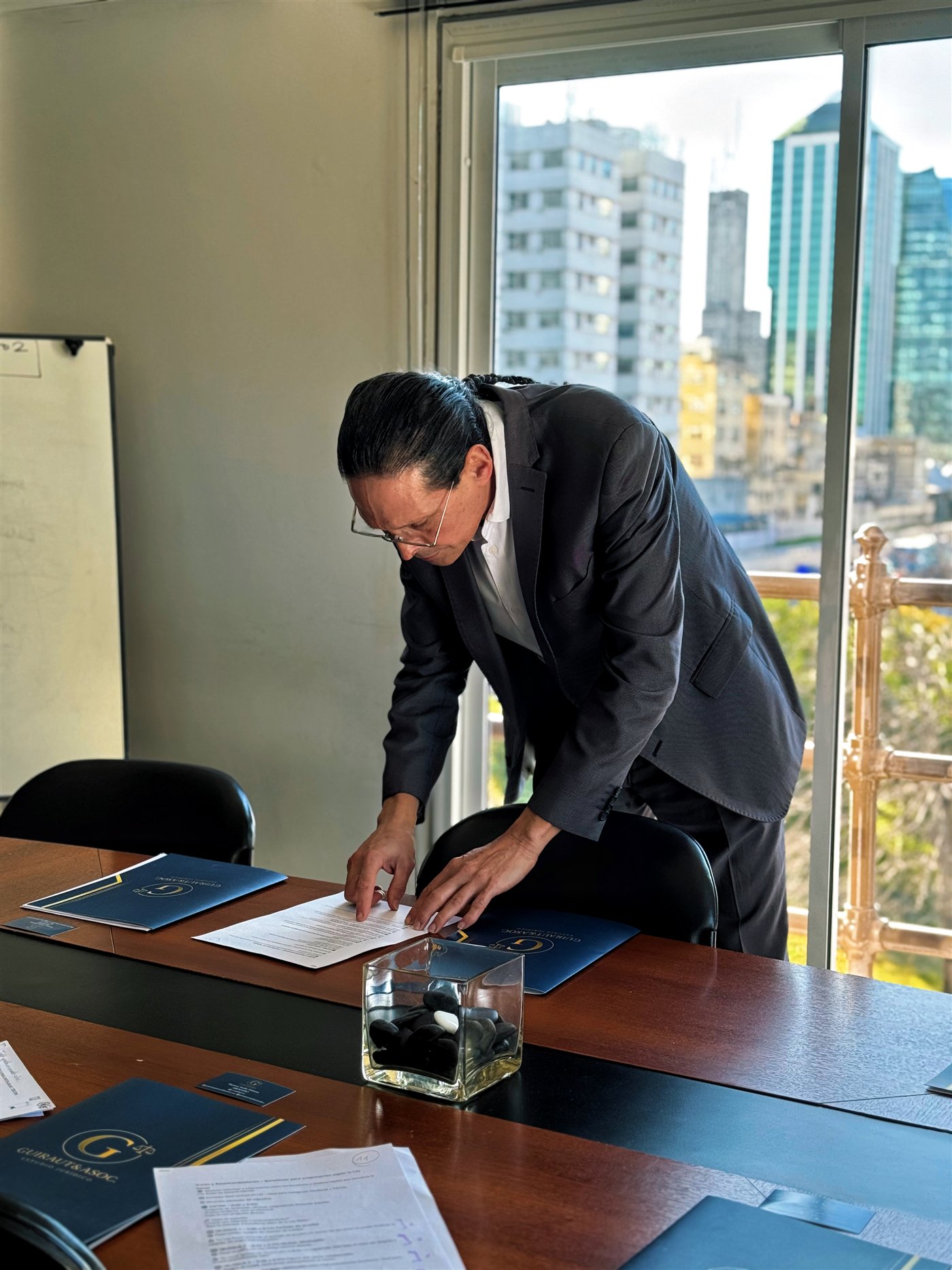 Dr. Ignacio Javier Guiraut trabajando en el Estudio Jurídico Guiraut y Asociados